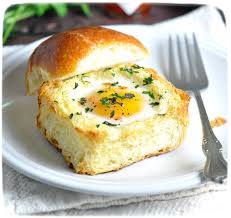 приготовление яичницы в хлебе