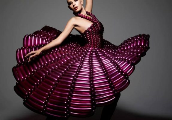 дизайнерское платье из воздушных шаров