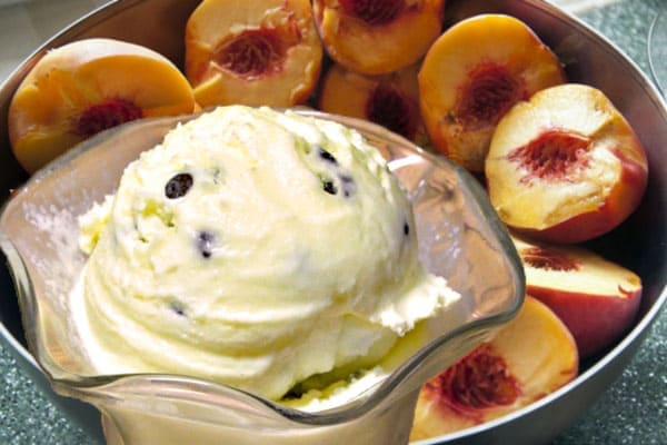 летние десерты с фруктами и мороженым